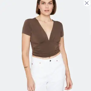 Säljer denna oanvända bruna tröja från BikBok💖 Köpare står för frakt 
