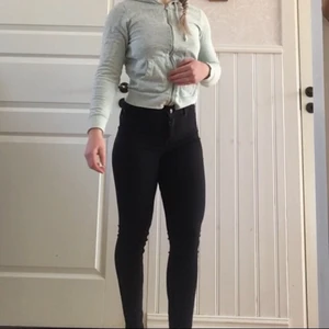 Svarta jeans  - Svarta jeans från Gina tricot! Väldigt sköna i materialet . 