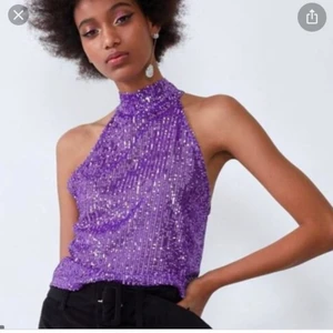 Zara glitter halter topp - Säljer denna paljett topp från zara. I fint skick då jag aldrig använt den. Strl M men den är lite mindre i storleken så den passar snarare S. 150kr (frakt inkluderat)☺️