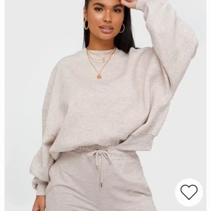 Beige tröja (perfect chunky sweater)  - Superhärlig beige tröja från Nelly, använd endast en gång. Säljer då jag har en till liknande. Bara att fråga så skickar jag fler bilder! 🤍 nypris 329kr