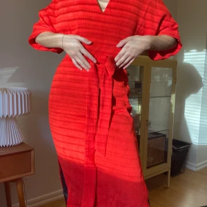 Din snyggaste klänning - Världens bästa klänning från H&M. Sitter så snyggt, skönt material, känns dyr