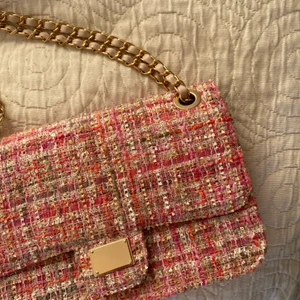 Rosa väska - Helt oanvänd väska med band som man kan justera, och det finns en ficka med dragkedja i väskan💕💕