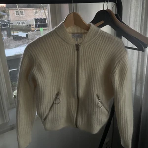 så fin tröja💜 - den perfekt stickade koftan i från &Other Stories i ull! Otroligt fint skick! Storlek S💜