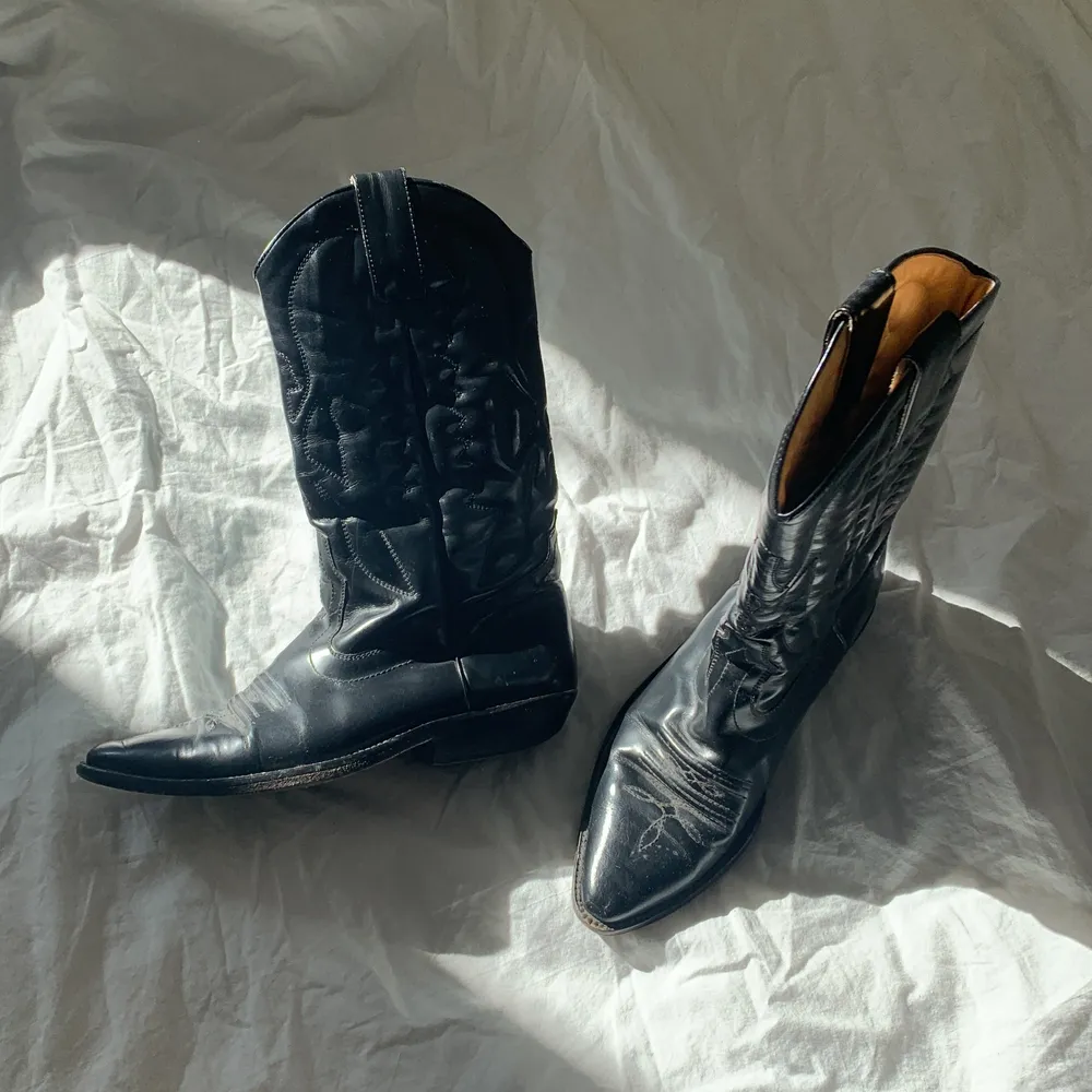 Säljer dessa så snygga ”cowboyboots” då de är försmå😭😭😭 jag har vanligtvis storlek 38 men skulle säga att dessa är mer 37/38! . Skor.