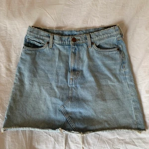 Jeanskjol - Jeanskjol från Monki i storlek 40. Säljer för 50kr 💙