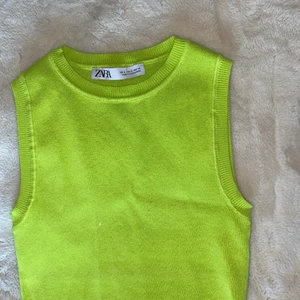 Grönt linne  - Ett super fint grönt linne från Zara💕 Har det i storlek S och har så super fin passform, säljer för att jag inte får användning av de😋