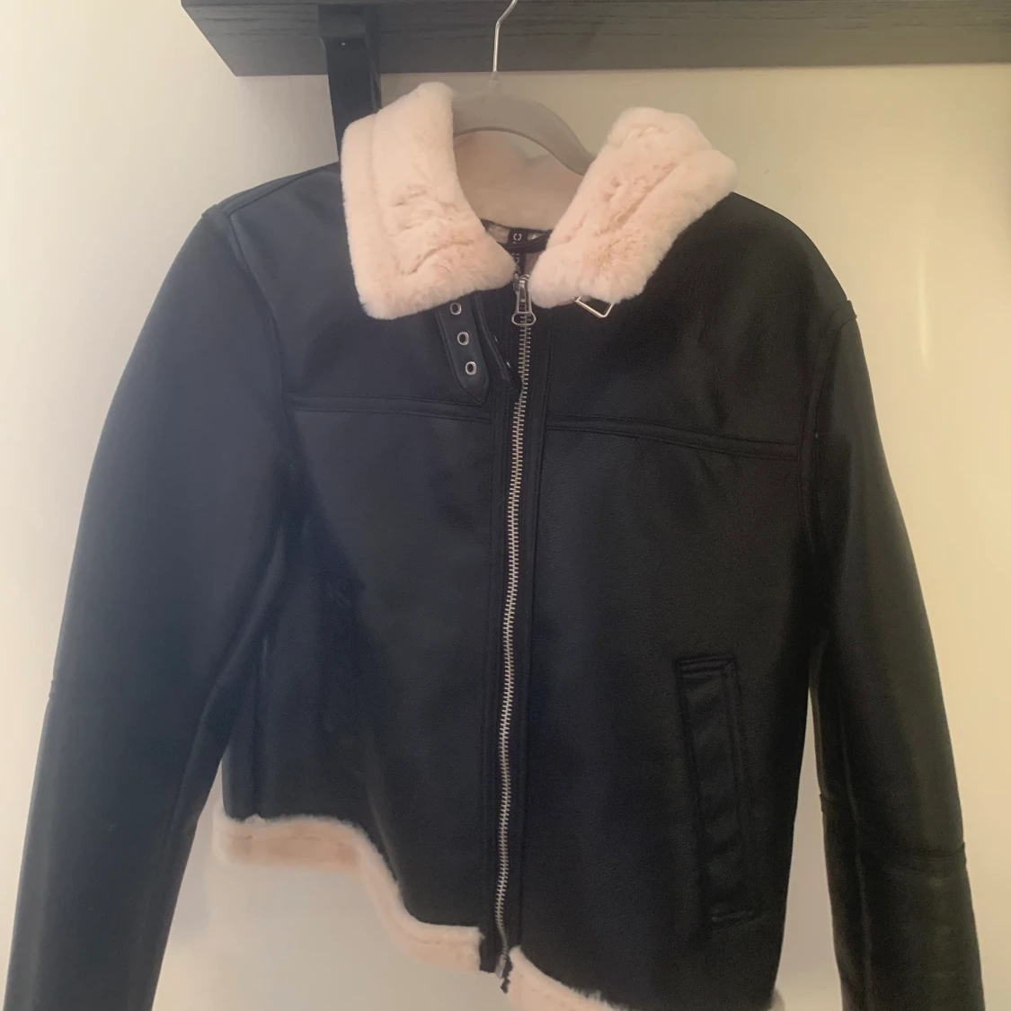 Skinnjacka med fluff foder - 90