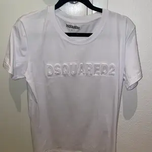 T-shirt med dsquared2 tryck. Aldrig använd 