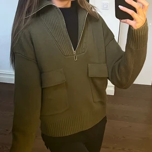 Grön kofta Zara - Hejhej! Säljer denna super fina gröna halfzip koftan i från Zara. Köptes i höstas. Tjockt, varmt och ordentligt material. Fina detaljer med fickor, dragkedjan mm. Nypris 700kr, SLUTSÅLD & finns inte längre att köpa. Stl S🥰