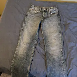 Säljer dessa low waist Zara jeans ❤️ Dem är i nyskick och dem säljs pga för små. Köpare står för frakt.