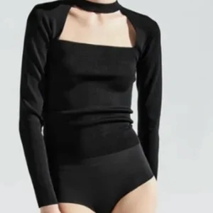 Zara topp - Säljer denna fina zara toppen, helt slutsåld sedan ett tag tillbaka🤎Använd fåtal gånger så i bra skick🤎 köp direkt för 250kr + frakt🤎