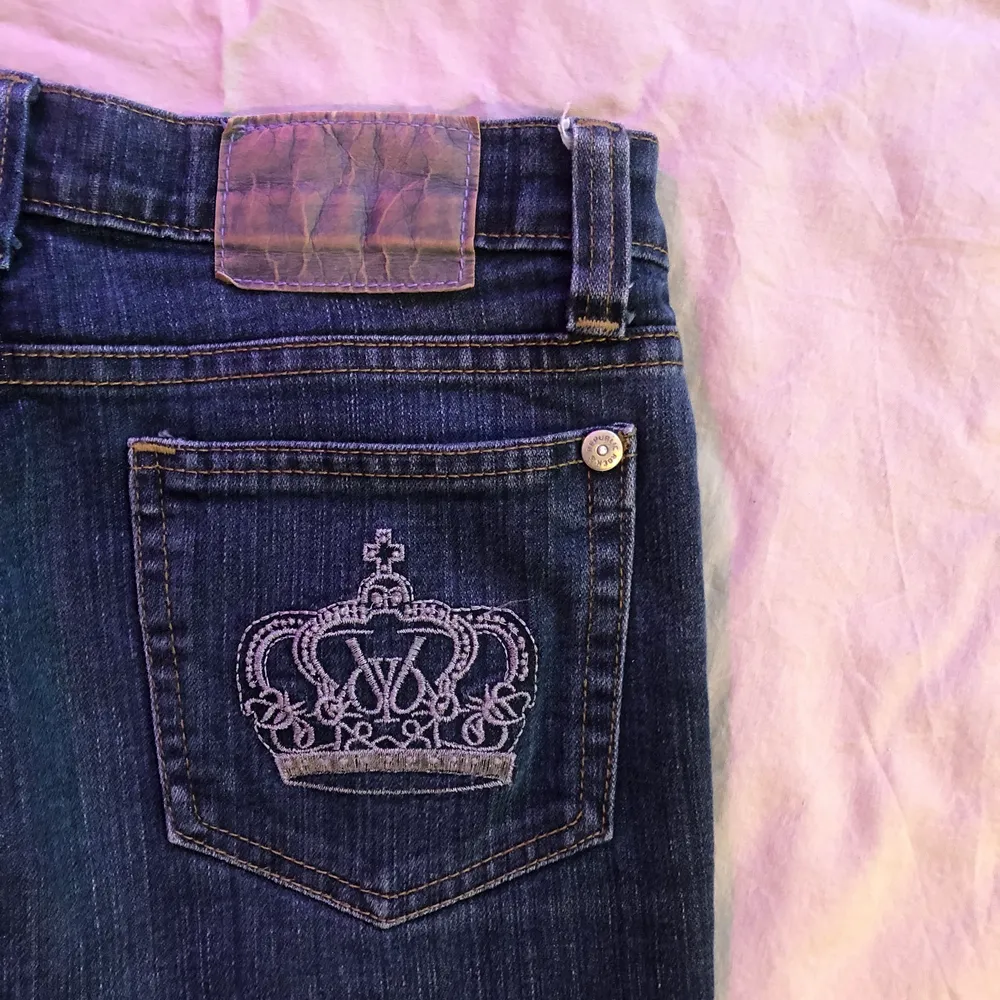 Skit snygga lågmidjade byxor jag köpt secondhand! Knappt använda då de tyvärr är lite för små. Byxlängd 74cm & midjemått cirka 73cm💋❣️. Jeans & Byxor.