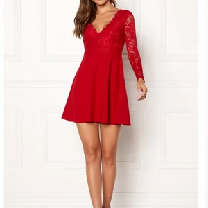 Röd festklänning  - Röd festklänning, storlek 32-34, finns i Södertälje 