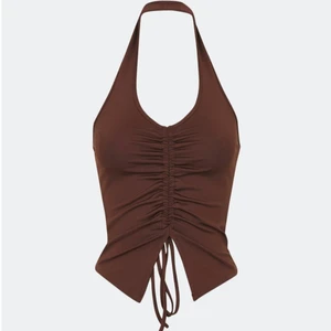 NY populär topp från BIKBOK - Säljer denna slutsålda topp från BIKBOK. Storlek S. Fint linne som formar sig fint på kroppen. Säljer denna då jag behöll stl XS och inte hann lämna tillbaka stl S. Lappen finns kvar och den är aldrig använd!