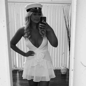 Linn Ahlborg vit klänning - Säljer denna fina klänningen som är perfekt nu till studenten och sommaren ❤️ klänningen är köpt på Hellomolly, där original priset är 600 kr + 500 kr frakt (tull osv). Klänningen är i storlek s och passar mig som pendlar mellan s och xs! Anledningen till att jag säljer är för att jag köpt en annan jag vill ha 🥰 HÖGSTA BUD: 500