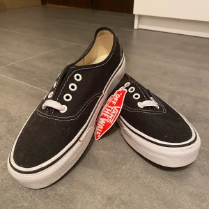 Helt nya svarta vans  - Helt oanvända svarta vans strl 38, så snygga men kan tyvärr inte använda då jag måste ha fotriktiga skor pga skador💔🥺