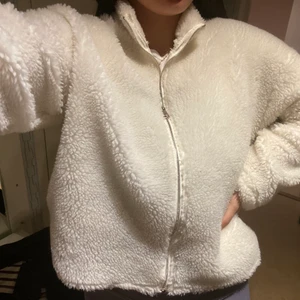 Teddy jacka  - Säljer Teddy jacka i storlek S. Sitter super fint och går att ha både när de är kallt och varmt. 