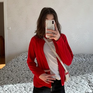 Kofta - Säljer min sköna och fina kofta med dragkedja då den inte kommer till användning. Den är i sparsamt använt skick men inga tecken på användning. Den har även hål för tummarna och ingen luva. Skriv till mig för mer frågor❣️