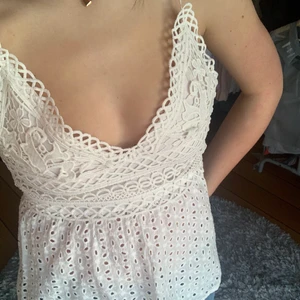 Linne med knytdetalj i ryggen - Säljer mitt så söta linne med broderidetaljer. Använd fåtal gånger men i nyskick! Pågrund av detaljen i ryggen kan linnet göras mindre eller större vid önskemål