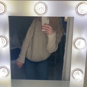 Stickad tröja - Jättefin beige stickad tröja. Använd fåtal gånger och skicket är fint! 💕