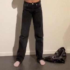 slutsålda populära mörkgråa zara jeans💕🎸 - populära helt slutsålda snygga zara jeans som är mörk gråa/ svarta som är passbart till dem som har stilen sthlmstil💕🎸 , THE MID WAIST STRAIGHT!,är 164cm lång och mer info kan tas privat❤️ ‼️MINA BILDER‼️ säljer endast för ett bra pris eftersom jättemånga letar efter denna jeans🤩🤍 START PRIS 250!!