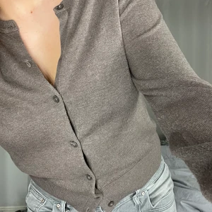 Finstickad kofta - Sååå snygg brun/grå kofta från h&m 😍 I fint skick men används tyvärr inte längre 