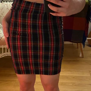 Kjol från humana! - Skotskrutig kjol, medellång. Bra kvalitet, aldrig använd av mig! 💕💕