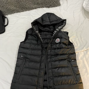 Äkta moncler väst, Storlek M. - Säljer denna väst eftersom den är för stor på mig. Kan mötas upp i Göteborg eller frakta.
