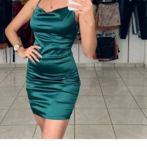 Oanvänd satin dress  - Jättefin klänning från shein, den är som silkes eller satin. Den är för stor för mig tyvärr. :( Första bilden är från shein, någon som köpt likadan. Den är oanvänd. I storlek xs men kan passa en s också. Lägger upp igen pga oseriösa köpare. BUDA BARA VID GENUINT INTRESSE!!!!