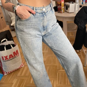 Ljusa jeans i storlek M - Har sytt upp dessa byxor med 2 cm, jag e 167cm lång o dom passar perfekt på mig. Har dock aldrig använt dessa. Storlek M. 100kr + frakt