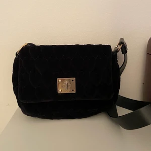 Valentino väska - Svart sammet väska från Red Valentino med ”hjärtan”. Använd fåtal gånger så väskan är SOM NY.