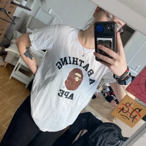 Bape vit t-shirt  - Storlek XL men sitter som en M, rättså bra skick! 250kr + frakt