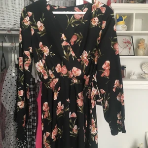 Blommig svart klänning  - Säljer denna svarta klänningen. Använd en gång 💕💕 