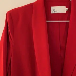 NLY TREND set med kavaj och byxa  - Supersnyggt set med kavaj och kostymbyxa. Aldrig använda och lappar kvar. Byxorna är i storlek 34 och kavajen är i storlek 38. Köparen står för frakten 