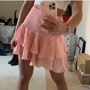 Kjol - Hej, säljer denna super snygga volangkjolen i strl S. Kontakta mig för fler frågor eller om ni har några funderingar!💌💌