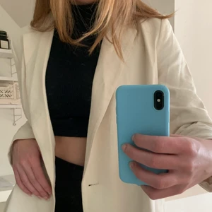Blazer i linne - Superfin blazer i linnelikt material från hm i storlek 42. Dock liten i storleken så sitter lite oversized på mig som är 173cm lång och en S. Säljer för 250kr inkl frakt🤍🤍