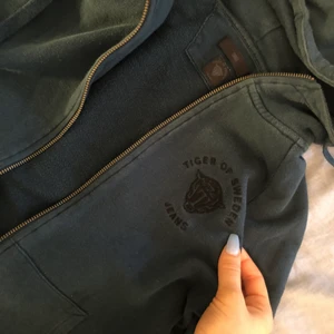 Tiger Of Sweden kofta - Blå/grön (jättecool färg) som skiftar i okika ljus zipper. Köpt på second hand, hör av er om ni är intresserade av fler bilder 