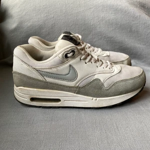 Nike AIR MAX - Vita Nike Air Max med detaljer i grå mocka. Några små fläckar här & där, se bilder. I övrigt bra skick. Köparen står för frakten ✨