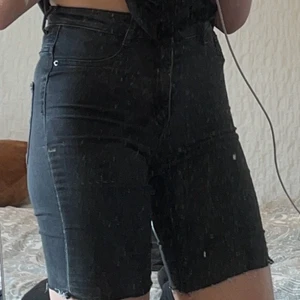Svarta långa jeans shorts  - Jätte fina och perfekta till sommaren. Det finns en liten fläck som knappt syns och inget man tänker på. 💕