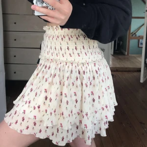 Söt sommar/vår kjol - Jätte söt o fin kjol som inte längre kommer till användning. Köptes på nakd för 500kr. Storleken är 40 men den är tajt o sitter ändå åt så skulle säga att den passar 36-44. Kan sitta högt och lågt i midjan. 