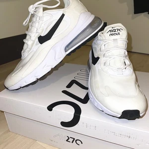 Nike Air Max 270 React - Assnygga och bekväma skor i nyskick säljes på grund av fel passform och gick ej att returnera. De är använda endast en gång och inga synliga tecken på användning. Som bilden antyder är skorna köpta för 1699kr och de säljes för 950kr alternativt bud. Gratis upphämtning/avlämning i Uppsala, vid längre sträckor står köparen för fraktkostnad. 