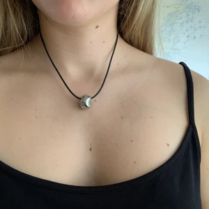 Calvin Klein halsband - Halsband från Calvin Klein knappt använt. Köparen står för frakt men kan mötas upp i Stockholmsområdet:)