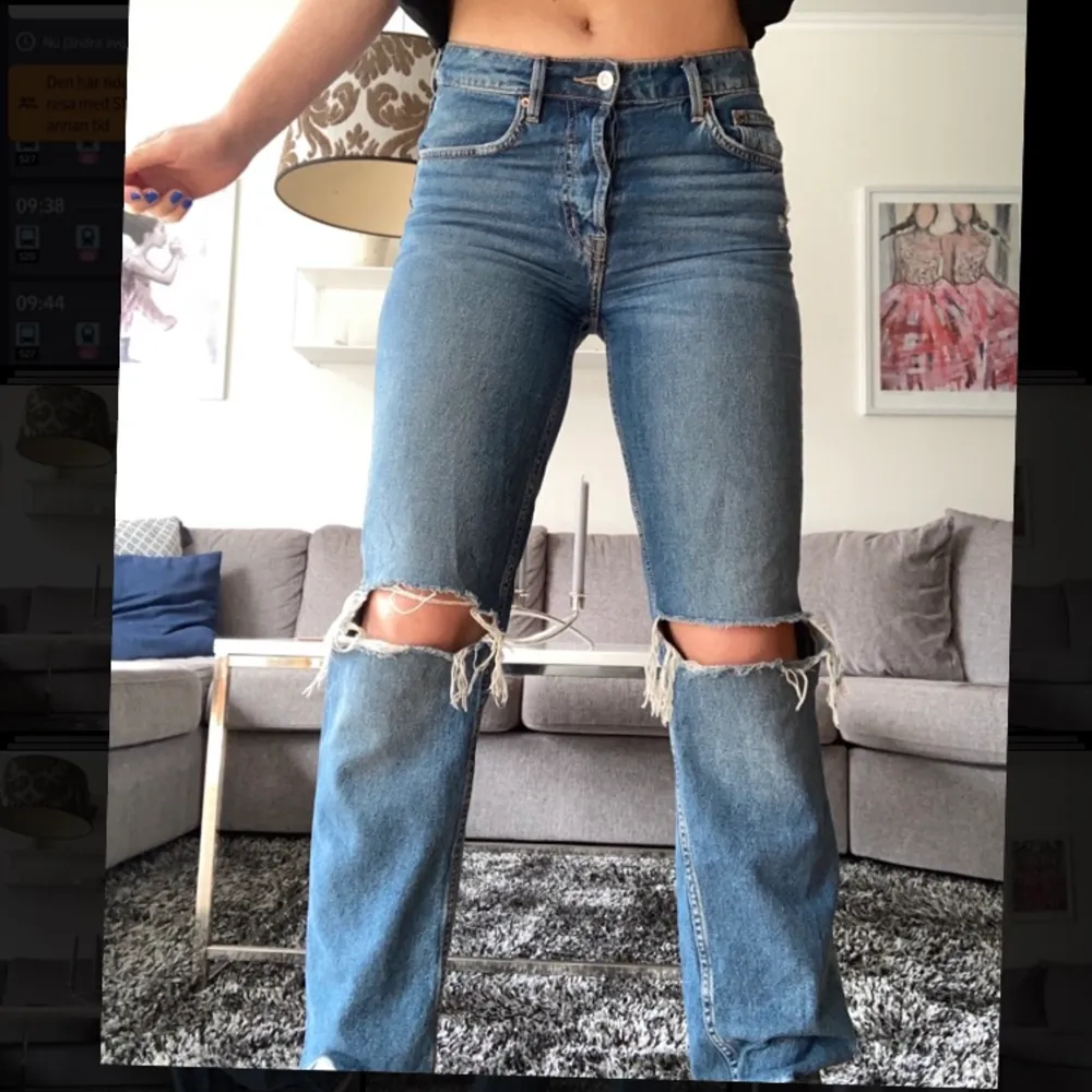 Säljer dessa assnygga jeans från hm, dom är MID RISE STRAIGHT JEANS med hål på knäna och en slit, snygga och trendiga. Säljer pga för små. Jag är 170 å s/m . Jeans & Byxor.