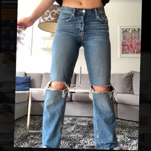 Jeans med hål - Säljer dessa assnygga jeans från hm, dom är MID RISE STRAIGHT JEANS med hål på knäna och en slit, snygga och trendiga. Säljer pga för små. Jag är 170 å s/m 