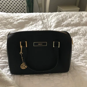 Äkta DKNY-väska!🖤 - Helt oanvänd och äkta DKNY-väska, superfin! Köparen står för frakt💕