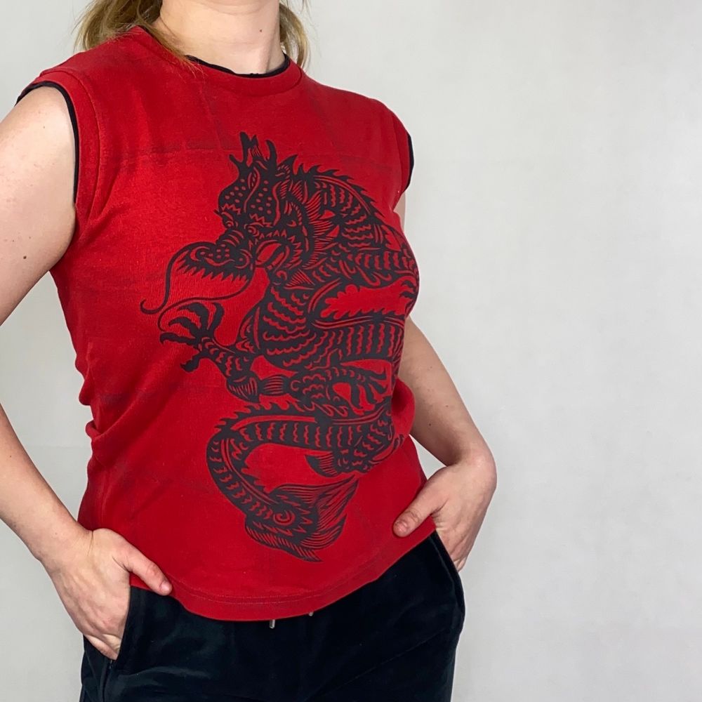 Y2k inspirerad tank top i bra skick. Längst halsen så har den några cuts men det kan lätt sys igen eller låta vara då det knappt syns när man har den på. Skulle säga skicket är 8/10. Står ingen storlek men mått finns vid intresse. Spårbar frakt på 66kr är inräknad i priset. Tar helst betalning via SafePay men Swish går även bra. SafePay tar 10% av betalningen. . Toppar.