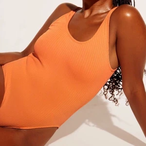 Orange baddräkt från weekday - Superfin orange baddräkt från weekday, perfekt inför sommaren🧡 Ribbat, skönt material med två lager tyg. Aldrig använd, endast tvättad en gång, nyskick! Modell ”Emerald Ribbed Swimsuit”, nypris 300kr🍑 Bild 1&2 är lånade🥰 Skickar eller möts upp i Göteborg!