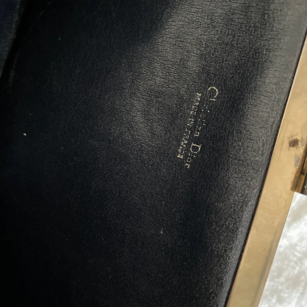 Dior monogram vintage | lite smutsig på två av kanterna tror det lätt att tvätta annars fint skick| man kan använda den som axelremsväska eller kuvertväska | inklusive kedjan | kolla gärna på mina andra annonser | följ insta @nmf_se. Väskor.