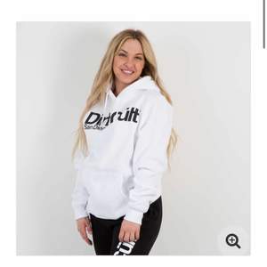 Dirtcült hoodie använd fåtal gånger så är i fint skick, nypris 699kr säljer för 200kr+ frakt💕