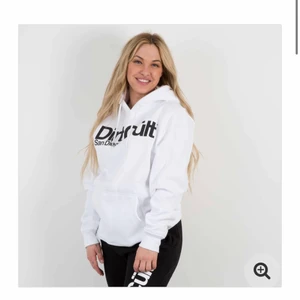 Hoodie  - Dirtcült hoodie använd fåtal gånger så är i fint skick, nypris 699kr säljer för 200kr+ frakt💕